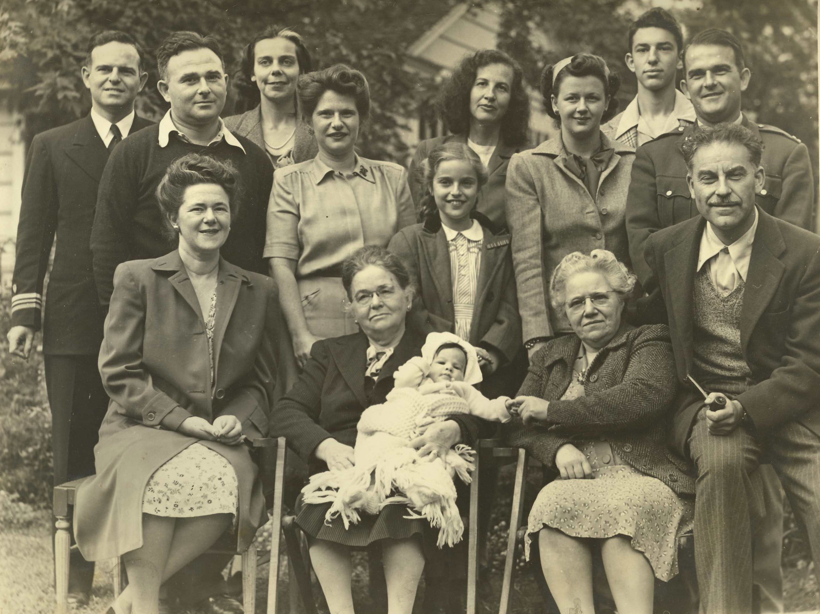 Pauline Chlebnikow Levin and family, 1942